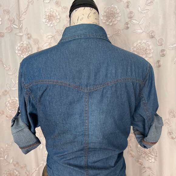 Zara sz M, light denim colored button-down, cropped blouse. - Picture 7 of 14
